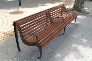Banc Paseo accoudoirs structure acier lattes bois Banc Paseo moabi accoudoirs
