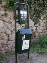 Totem corbeille Capitole avec clapet et distributeur sachets canins sur arceau Totem Capitole avec clapet et distributeur sachets canins