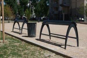 Assis debout et corbeille Paseo lattes acier Assis debout et corbeille Paseo acier